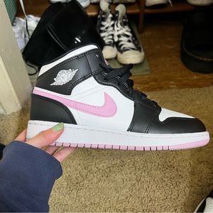2020
Air Jordan 1 Mid GS 'White Light Arctic Pink'